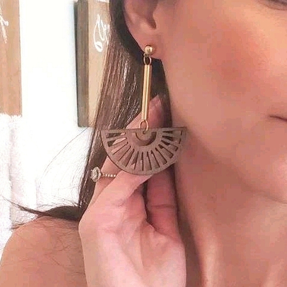 💖 2/$30 Boho brown gold fan drop dangle lightweight cute faux wood earrings - Picture 6 of 12